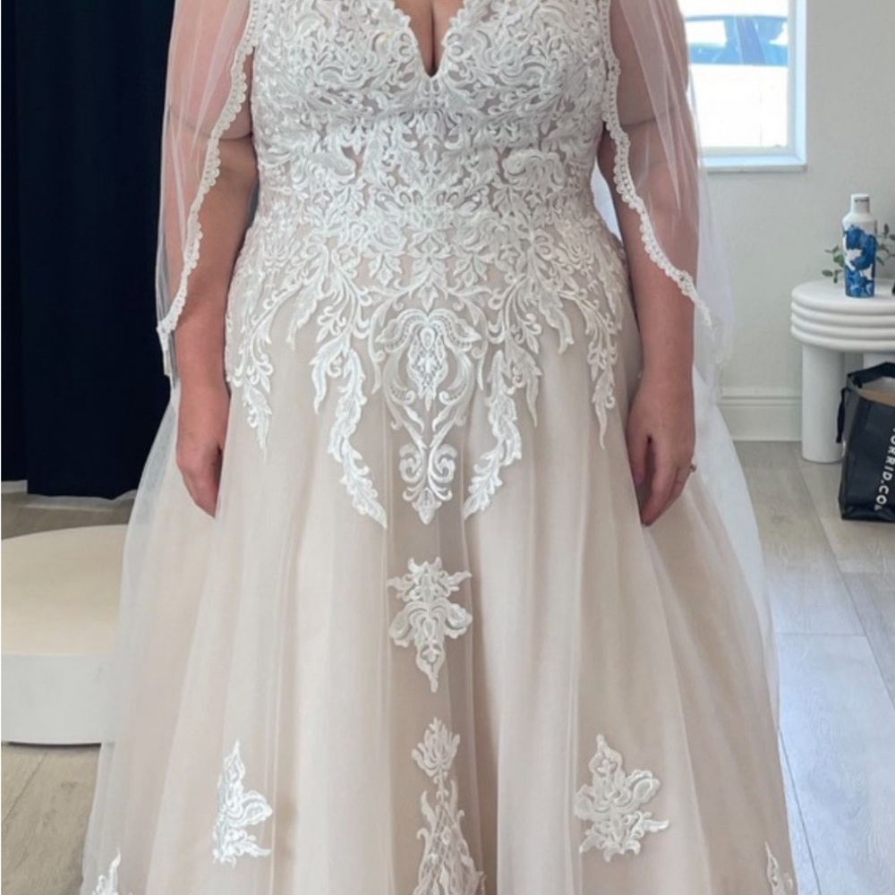Elegant Lace Wedding Gown